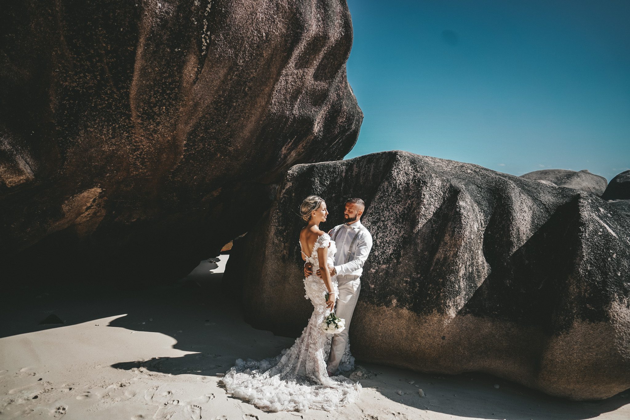 Brautpaar bei seiner standesamtlichen Strandhochzeit auf den Seychellen
