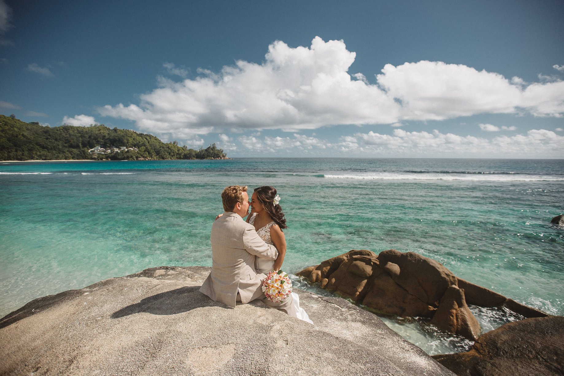 Paar feiert seine rechtsgültige Hochzeit auf den Seychellen
