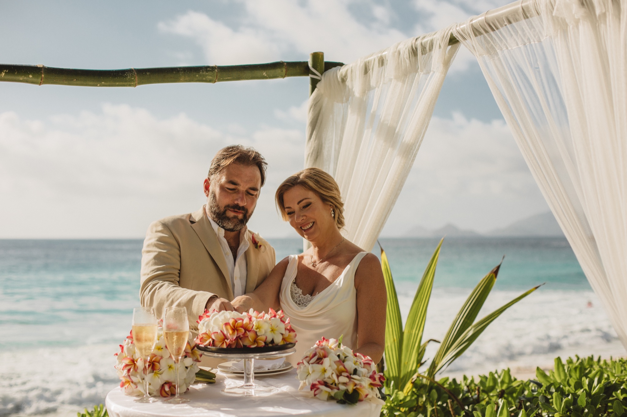 Strandhochzeit auf den Seychellen mit tropischer Dekoration