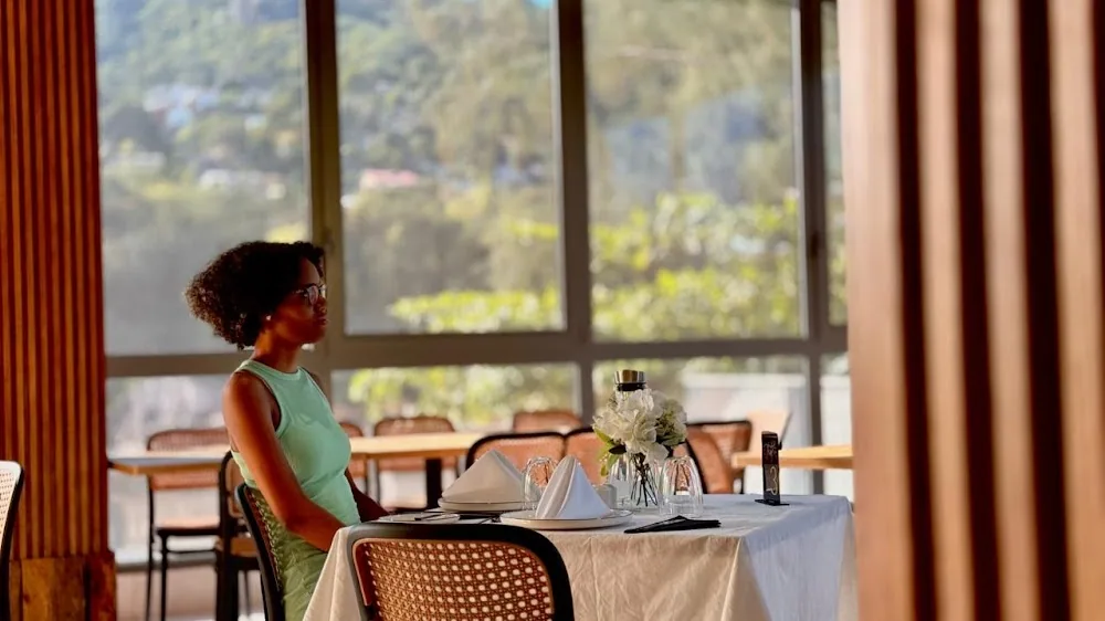 Hebrews Café, Mahé